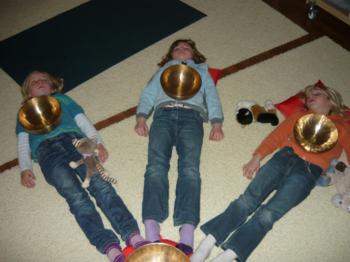 Mini-Klangmassage in der Kinderstunde