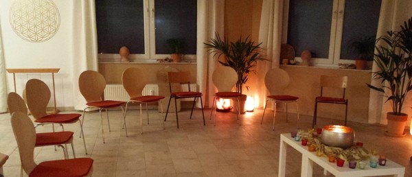 Vorbereiteter Raum für Ruth Lüttels "Lichtabend" Vorbereiteter Raum für Ruth Lüttels "Lichtabend"