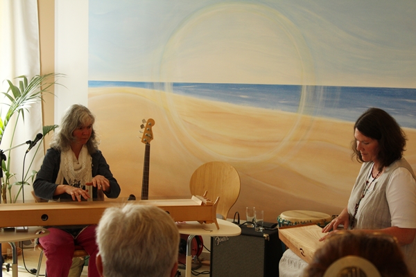 Aber dann gab es doch noch ein wunderbares Monochord-Duett mit Birgit Kratz und Sabine Fröhlich. Aber dann gab es doch noch ein wunderbares Monochord-Duett mit Birgit Kratz und Sabine Fröhlich.