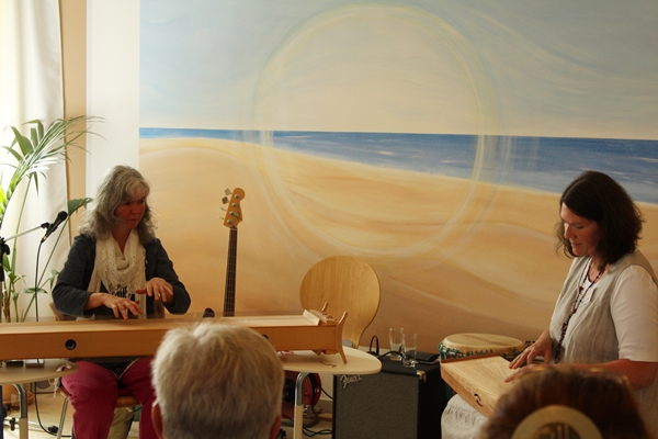 Aber dann gab es doch noch ein wunderbares Monochord-Duett mit Birgit Kratz und Sabine Fröhlich.