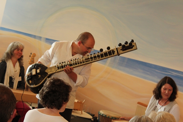 Thomas Kratz stellt seine wunderschöne Sitar vor.