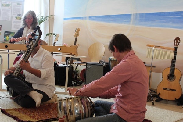 Und dann gab es indische Sitarklänge in Begleitung von Kurt Sistig an der Tabla und Birgit am Monochord. Die staunenden Zuhörer waren begeistert!