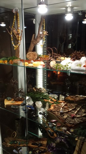 Ajona Weigels Vitrine mit ihren wunderschönen Edelsteinen. Tolle Geschenke für sich selbst und für andere! Ajona Weigels Vitrine mit ihren wunderschönen Edelsteinen. Tolle Geschenke für sich selbst und für andere!